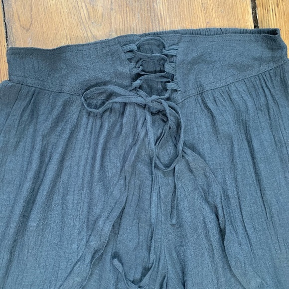 Loose linen type pants. - Picture 2 of 4